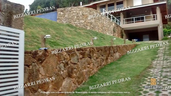 BIZZARRI PEDRAS: Muro com pedras