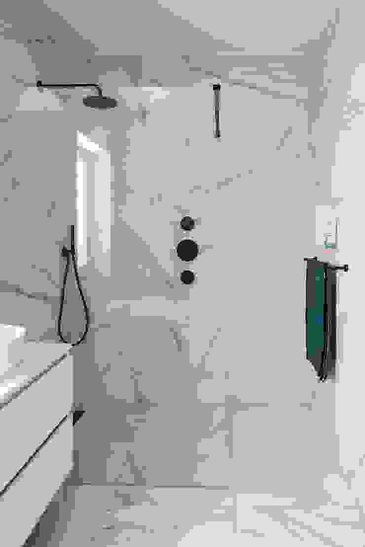 Badkamer Hoofddorp IJzersterk interieurontwerp Moderne badkamers Sanitair armatuur, Badkamer, Douchekop, Vloer, Lijn, Muur, Loodgieter, Douche, Vloeren, Kunst