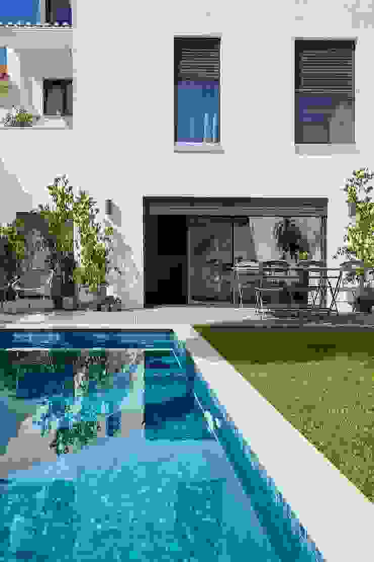 Eclética e Sofisticada - uma moradia no Restelo Spacemakers Piscinas de jardim Água, Construção, Azul, Janela, Arquitetura, Piscina,jardim,plantas,janelas,relva,pedra,deck,exterior