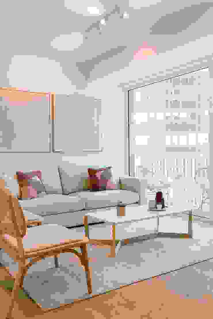 Apartamento | Praça de Espanha Traço Magenta - Design de Interiores Salas de estar modernas Mobília, Propriedade, Sofá, Mesa, Madeira, Conforto, Sombra, Janela, Design de interiores, Chão