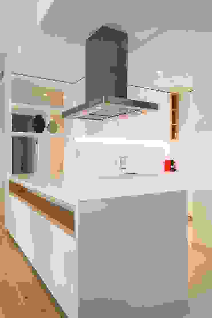Apartamento | Praça de Espanha Traço Magenta - Design de Interiores Cozinhas embutidas Armários, bancada, Madeira, Cozinha, Prédio, Chão, Pavimento, Casa, Utensílio de cozinha, Propriedade material