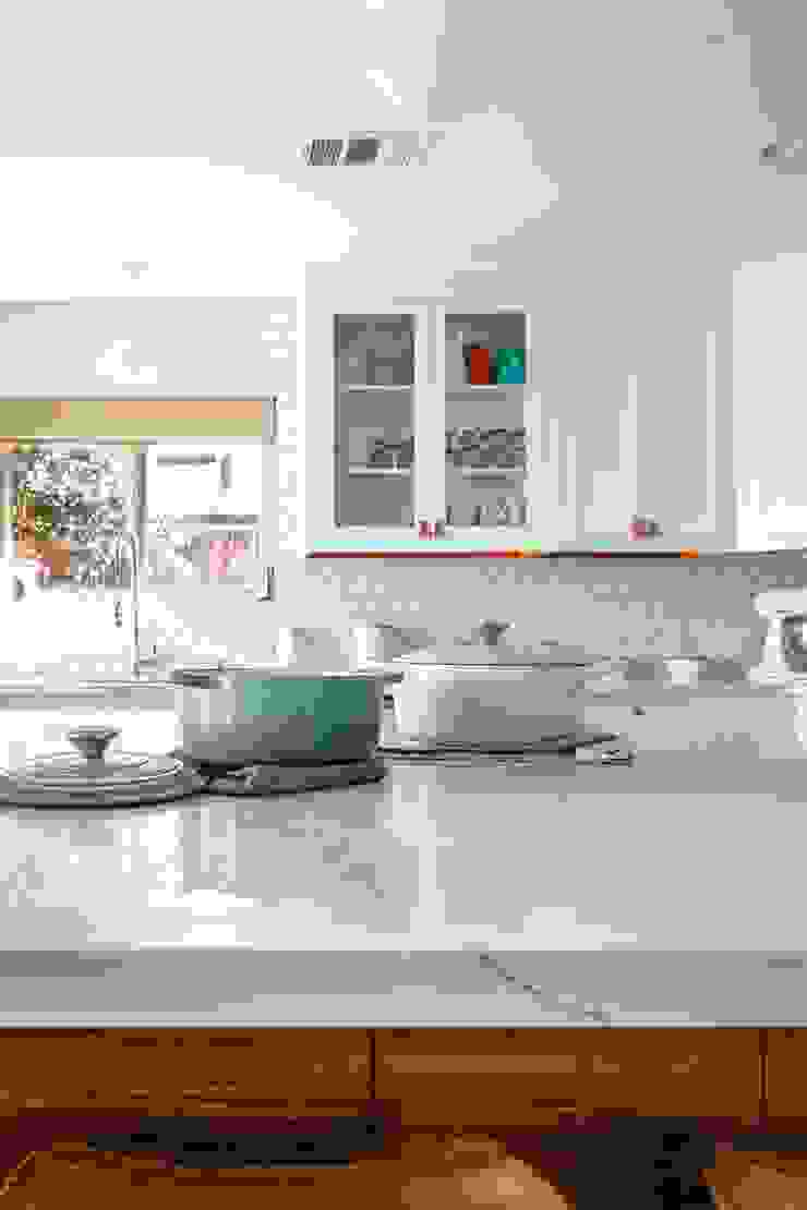 ImpulsQ Onlinecasinoschweiz.de EA20230316-684 Press profile homify Boden Schränke, Eigentum, Arbeitsplatte, Möbel, Weiss, Klopfen, Holz, Innenarchitektur, Fenster, Küche