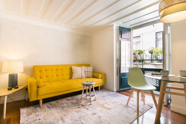 Apartamento T1 na Bica, Lisboa Marta Maria Pereira, Unipessoal, LDA Casas pequenas Mobília, Mesa, Sofá, Prédio, Madeira, Design de interiores, porta-retratos, Amarelo, Pavimento, Conforto