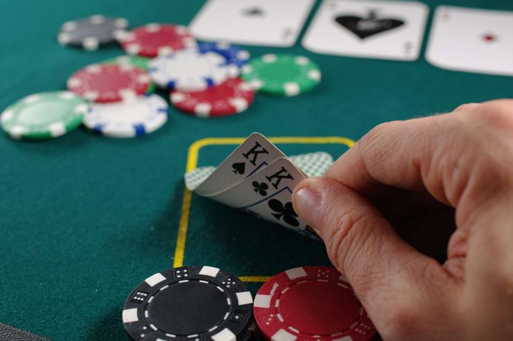 Increíbles ideas de decoración para convertir un espacio vacío en un refugio personal Press profile homify Otros espacios mesa de póquer, Póker, Mirar, Bayeta, Juego, Rojo, Casino, Juego de póquer, Juego de cartas, Recreación
