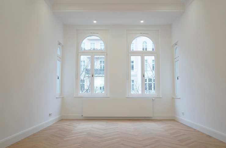 Sanierung einer Altbauwohnung in Berlin Prenzlauer Berg. Holzeco GmbH | Haussanierung & Wohnungssanierung | Komplettsanierung von A - Z Weitere Zimmer Fenster, Vorrichtung, Holz, Saal, Bodenbelag, Decke, Symmetrie, Gips, Gebäude, Hartholz
