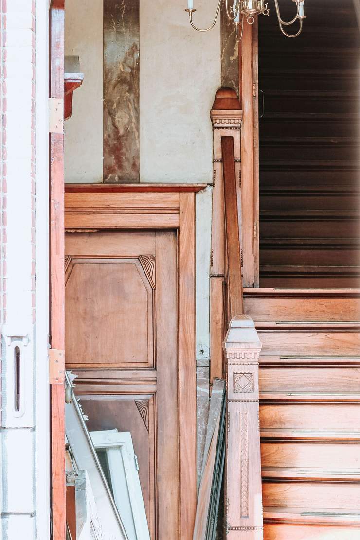 EA20230904-21831 Press profile homify Autres espaces Bois, Rectangle, Tache de bois, Fixation, Porte de la maison, Porte, Matériau de construction, Bois dur, Brique, Façade