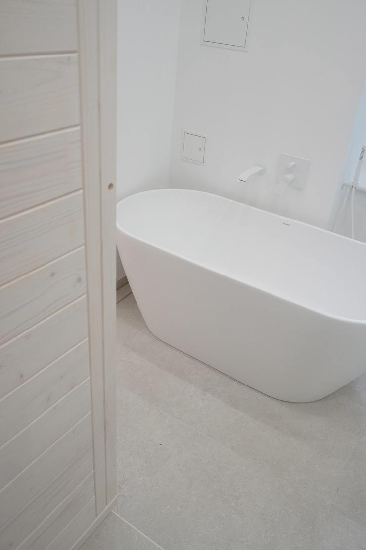 Sanierung einer Altbauwohnung in Berlin Prenzlauer Berg. Holzeco GmbH | Haussanierung & Wohnungssanierung | Komplettsanierung von A - Z Weitere Zimmer Badewanne, Badezimmer, Vorrichtung, Boden, Holz, Bodenbelag, Rechteck, Materialeigenschaft, Verbundwerkstoff, Sanitärarmatur
